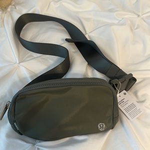 NWT Lululemon Everywhere belt bag grey-sage green